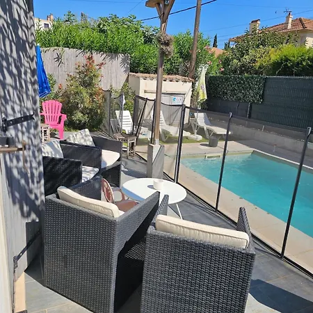 Prázdninový dům Maison Avec Sa Piscine Privee Saint-Raphaël